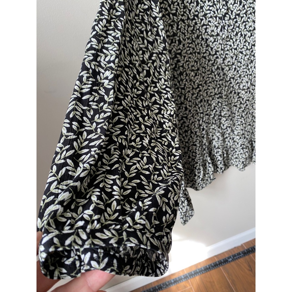 Christopher & Banks Black White Leaf Print V-Neck Ruffle Hem Blouse XL Rayon - Picture 3 of 7
